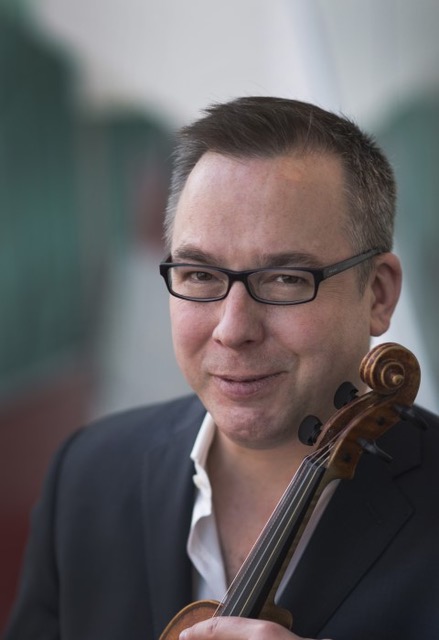 Robert Mealy holding a violin